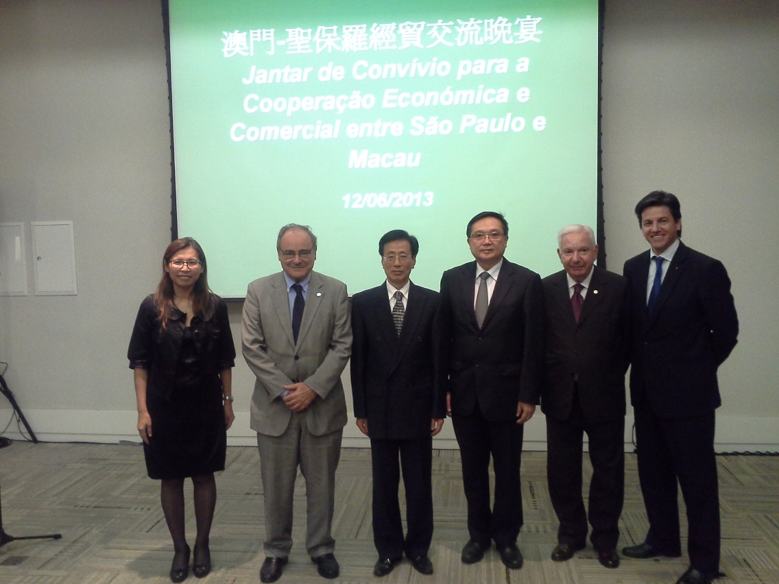 Fotografia de grupo dos convidados para o Jantar de Intercâmbio Económico e Comercial entre Macau e São Paulo (12 de Junho de 2013)