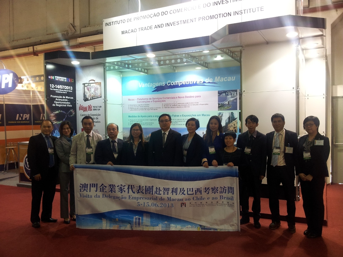 Fotografia de grupo da Delegação Empresarial de Macau na 22.ª ABF Franchising Expo, em frente do Pavilhão de Macau (12 de Junho de 2013)
