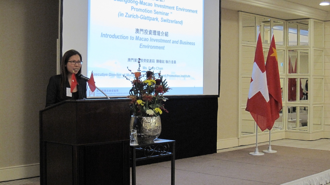 A Vogal Executiva do IPIM, Dra. Echo Chan, apresenta o ambiente de investimento em Macau no Seminário de Promoção realizado na Suíça.