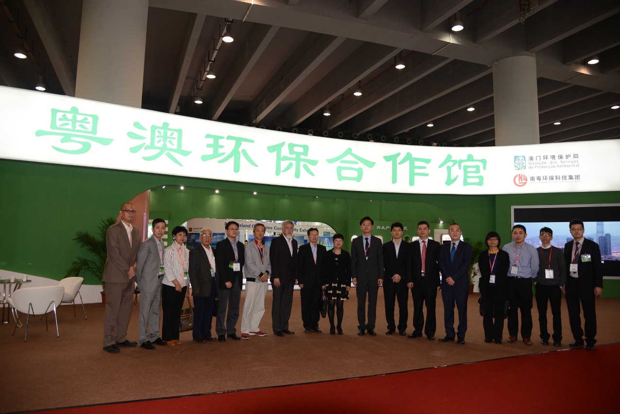 Delegação Empresarial de Macau em frente do Pavilhão “Cooperação para a Protecção Ambiental Guangdong-Macau”