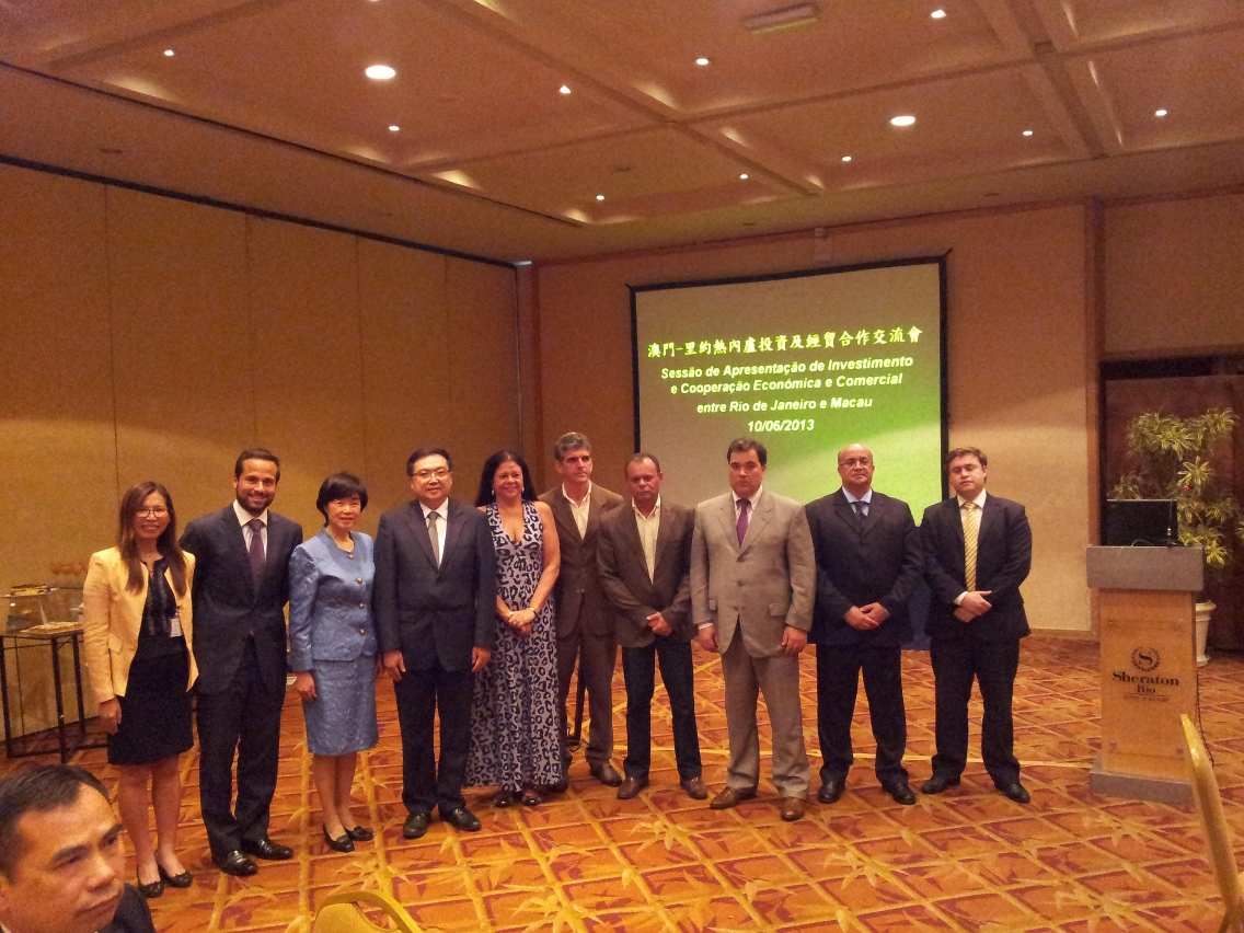 Fotografia de grupo dos convidados para o Seminário de Cooperação Económica e Comercial e sobre Ambiente de Investimento em Macau e no Rio de janeiro (10 de Junho de 2013)