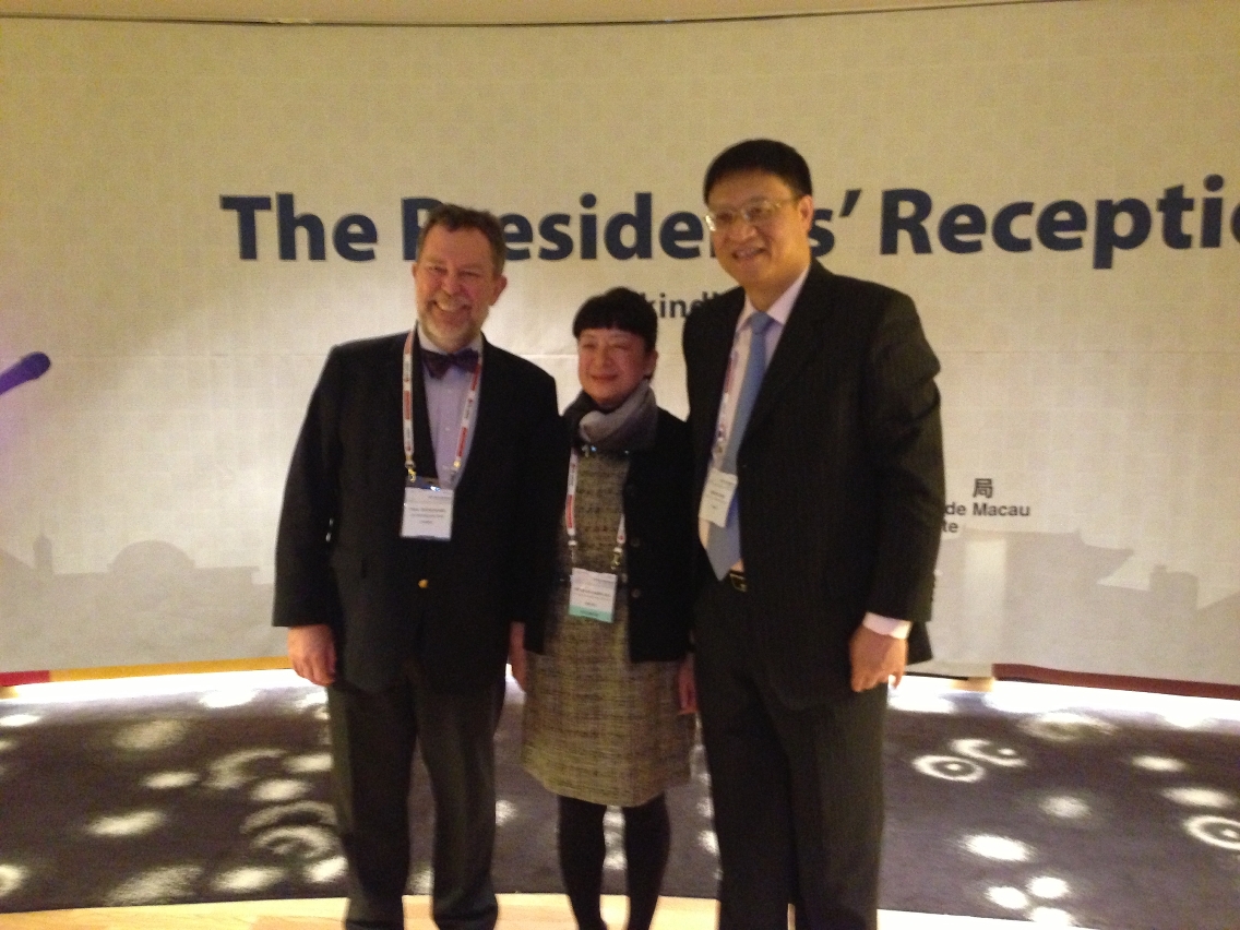 Fotografia da Vogal Executiva do IPIM, Dra. Irene V. K. Lau (no meio), com o Presidente da UFI, Dr. Chen Xianjin (lado direito) e o Administrador Executivo do mesmo organismo,  Dr. Paul Woodward (lado esquerdo).