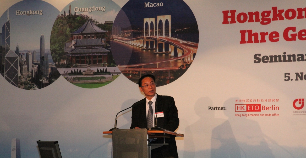 Dr. Thomas Ng, Director de Departamento do IPIM, apresenta o ambiente de investimento em Macau no Seminário de Promoção realizado na Alemanha.