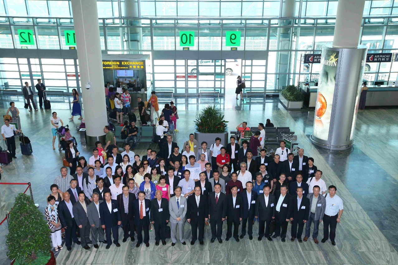 Fotografia em  grupto da Delegação Empresarial de Macau que se deslocou a Fuzhou para participar na 11th Cross-Straits Technology and Projects Fair, em frente do Pavilhão de Macau, instalado no recinto da referida referida feira.