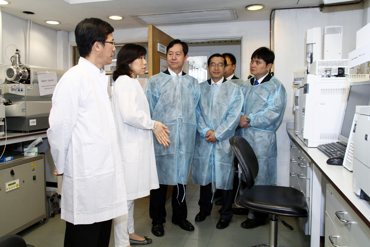 Visita do vice-presidente da Comissão Dr. Chan Xiaohong (terceiro à esquerda) e dos membros da delegação ao Laboratório de Saúde Pública para terem conhecimento sobre o funcionamento do departamento de análise química e microbiológica