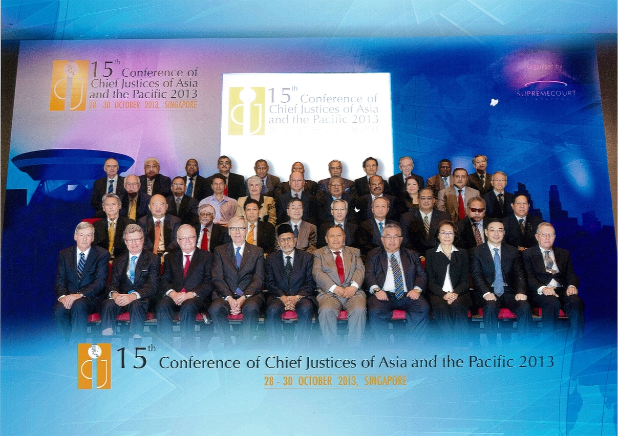 Foto em conjunto dos Chief Justices e representantes que participaram na 15.ª Conferência Bienal dos Chief Justices da Região Ásia-Pacífico