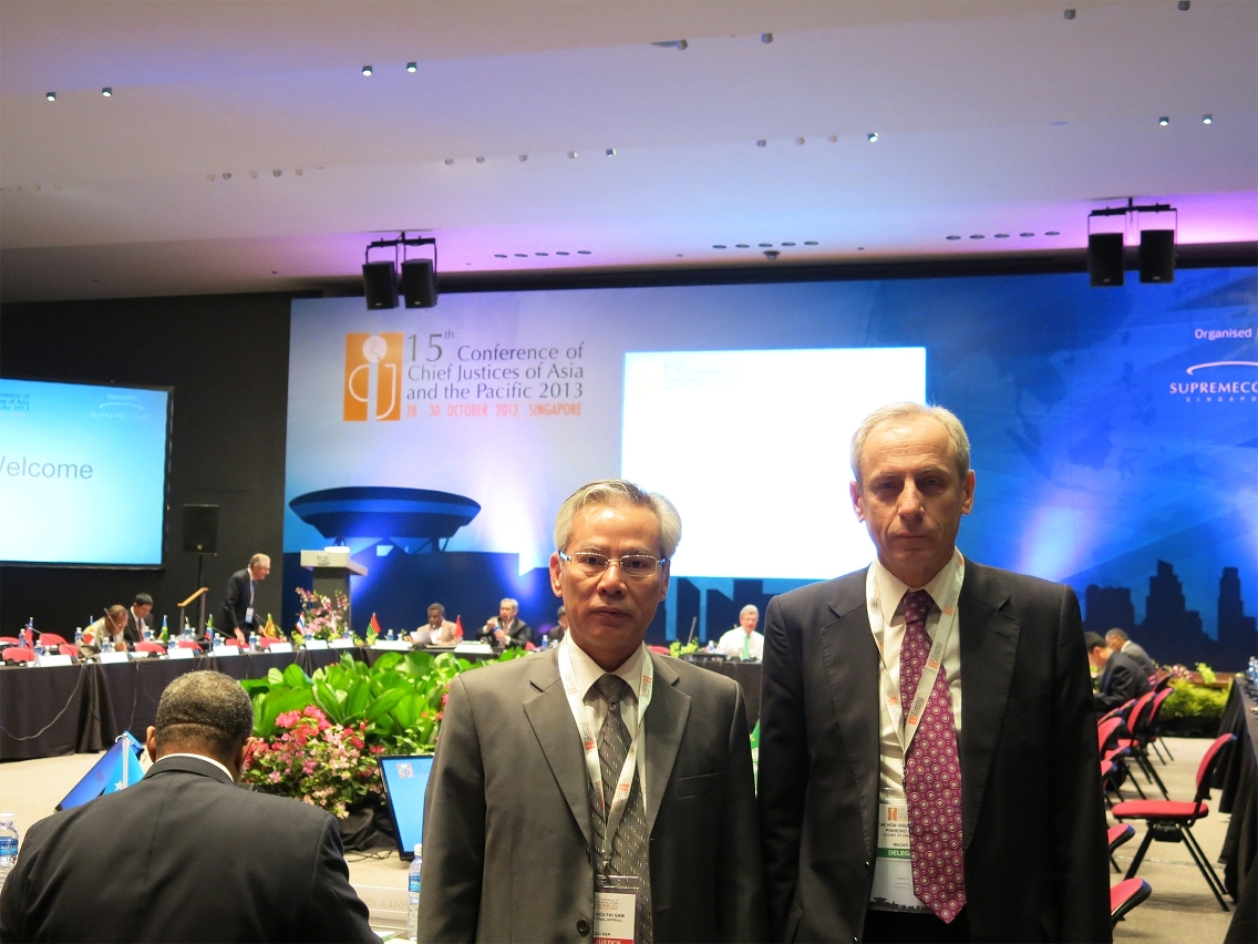Foto em conjunto do Presidente Dr. Sam Hou Fai e o Juiz Dr. Viriato Manuel Pinheiro de Lima na Conferência
