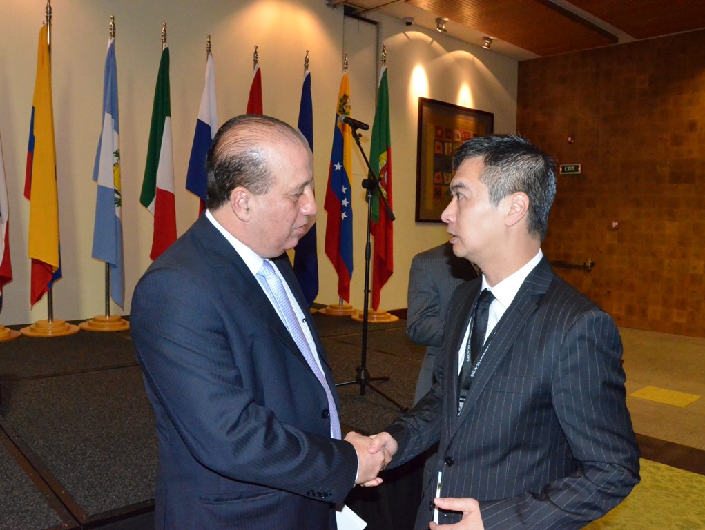 O Comissário da Auditoria Ho Veng On (primeiro à direita) e o Presidente da OLACEFS em amistosa troca de impressões.
