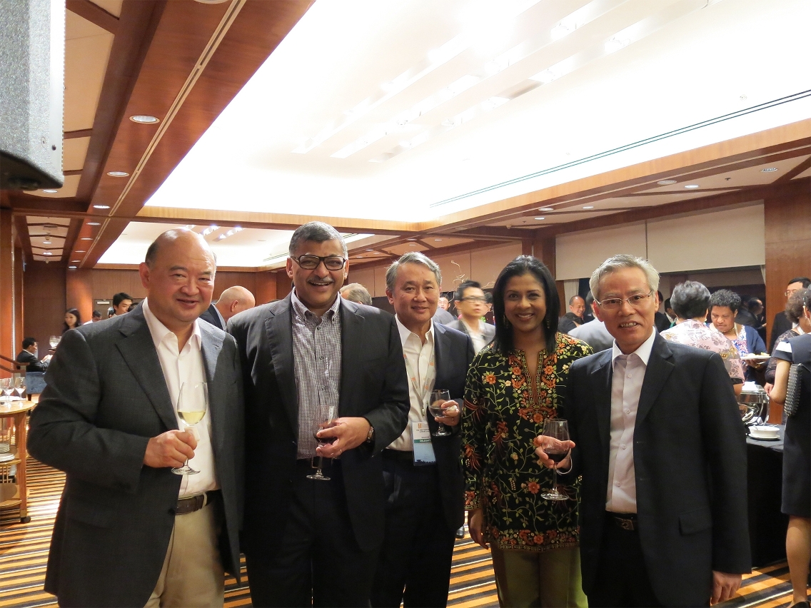 Foto em conjunto do Presidente Sam Hou Fai, Chief Justice da Singapura Dr. Sundaresh Menon e Chief Justice de Hong Kong Dr. Geoffrey Ma Tao-Li.