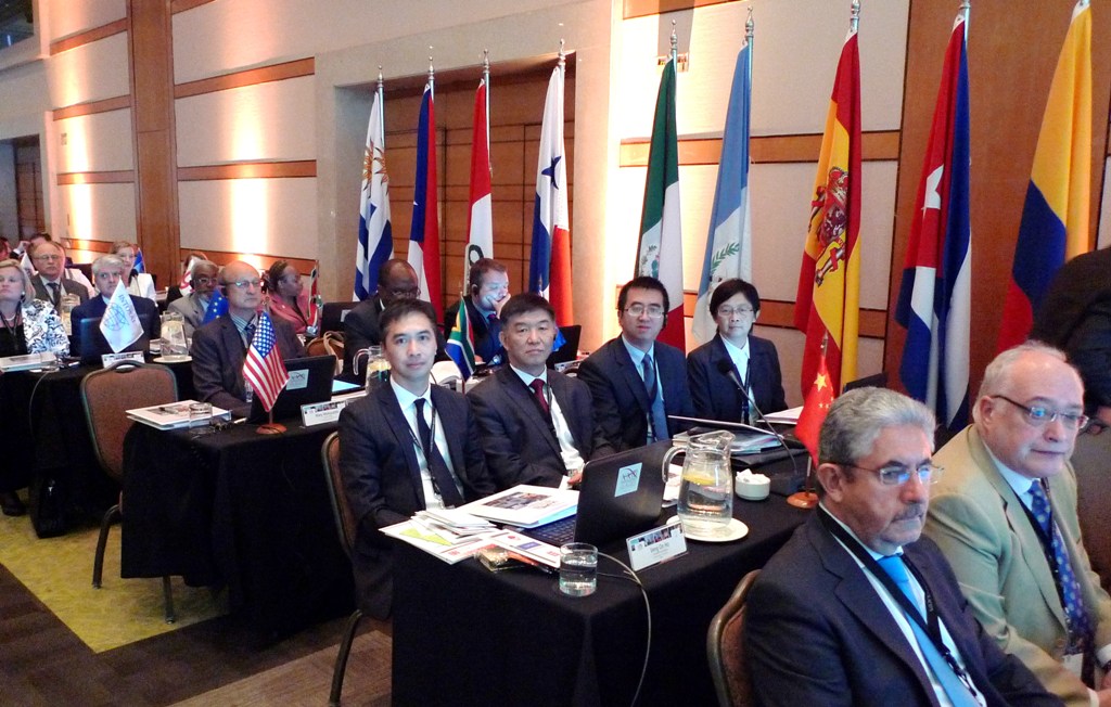 O Comissário da Auditoria, Ho Veng On (primeiro à esquerda) participa na assembleia geral da OLACEFS, integrado na delegação do Gabinete de Auditoria Nacional, liderada pelo chefe do respectivo Departamento de Cooperação Internacional, Zhou Weipei (segundo à esquerda).