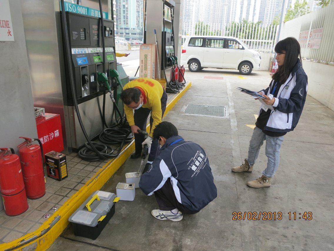 Funcionários da DSPA recolhem amostras de gasóleo para automóveis, que se encontra à venda em Macau, para análise em laboratório profissional.