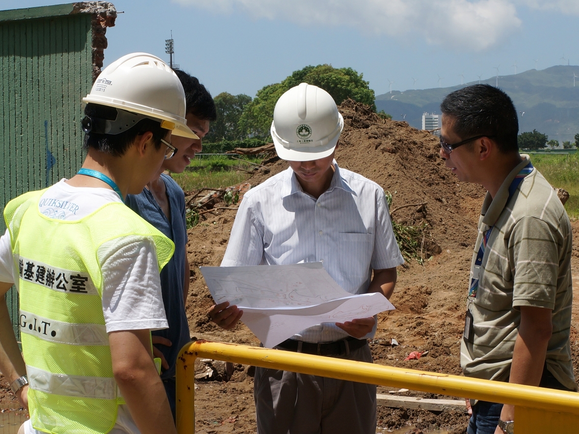 O pessoal da Administração coordenou as disposições respeitantes ao início da obra de construção do acesso provisório