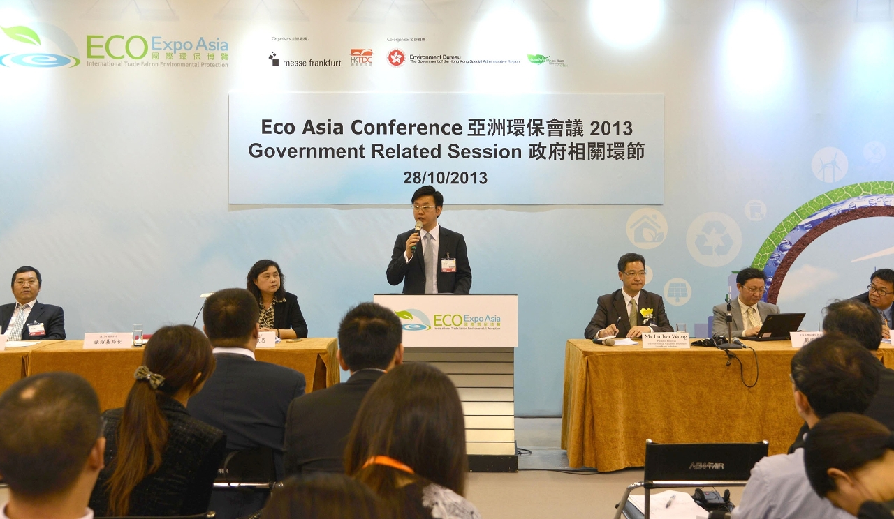 A delegação no “Mainland and ASEAN Countries Eco Fórum” comentando sobre as mais actualizadas informações acerca da política do ambiente e do desenvolvimento da indústria ambiental
