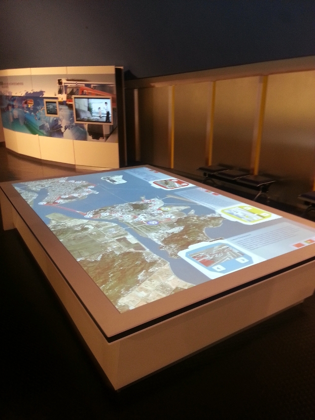 Peças exposta: Exploração do mapa do Metro Ligeiro / Jogo de sombra interactivo