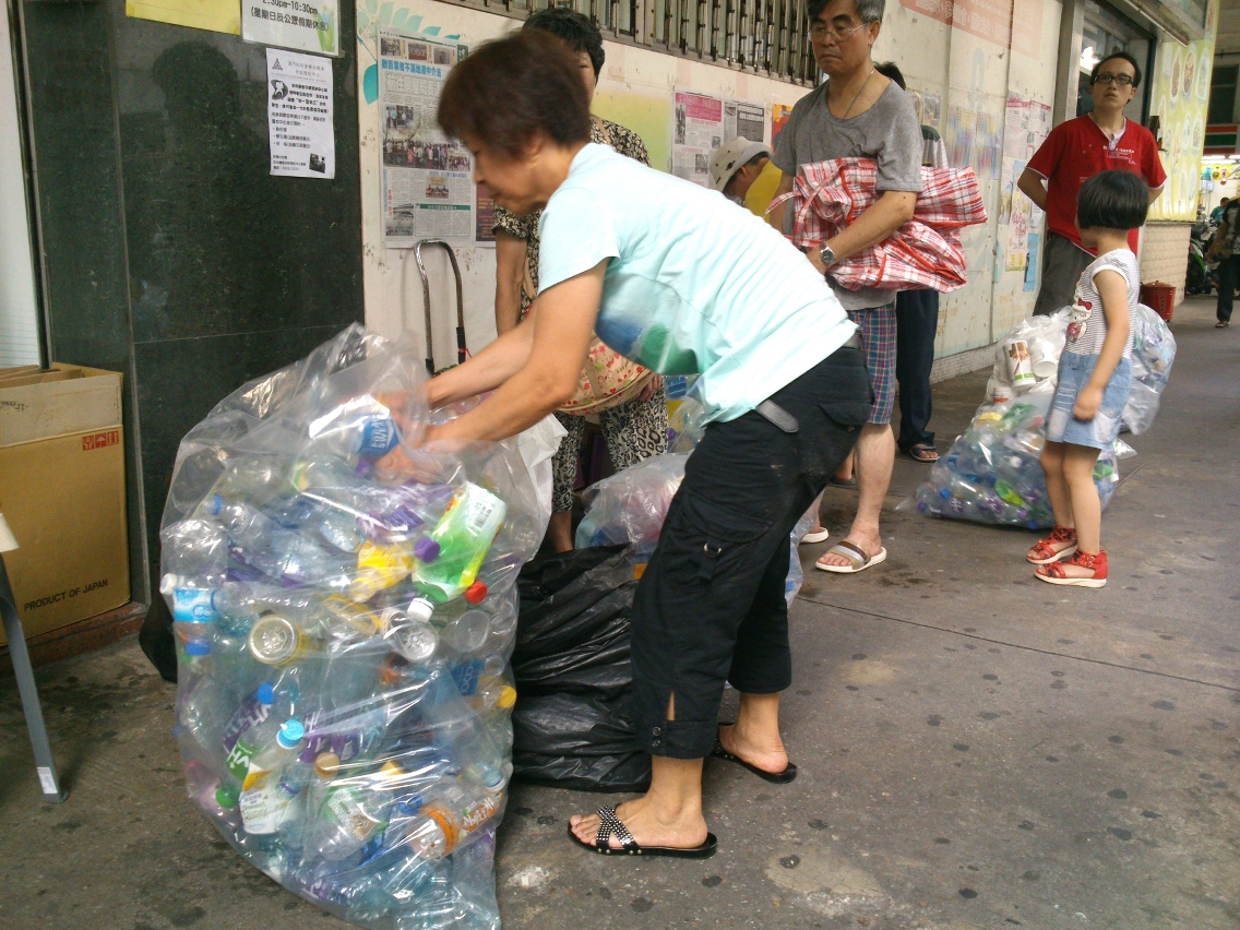 Vários membros colocam em prática as ideias a favor do ambiente, entregando os resíduos recicláveis no posto de recolha do “Programa de Pontos Verdes”.