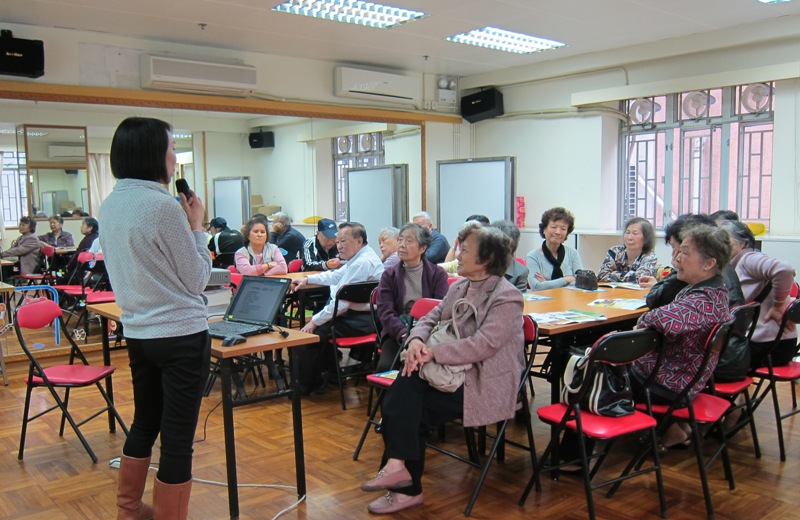 Os idosos estavam a auscultar a apresentação do Sistema de Metro Ligeiro de Macau