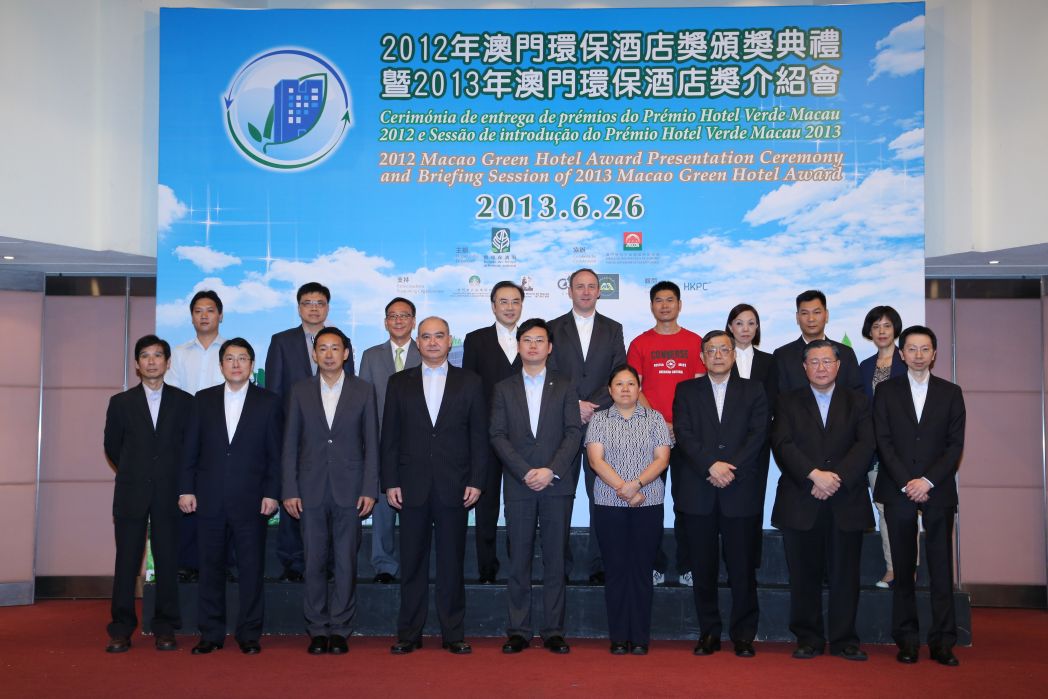 Fotografia colectiva dos representantes dos hotéis premiados do Prémio Hotel Verde Macau 2012 e das personalidades que presidem à cerimónia.