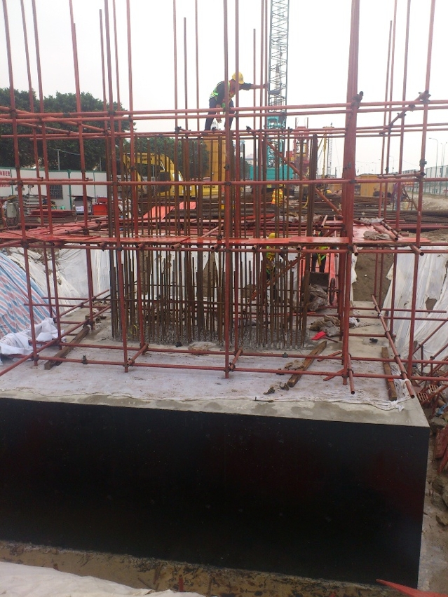 A obra do Metro Ligeiro passa progressivamente da fase de construção das fundações para a fase de construção dos pilares