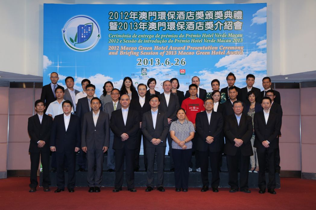 Fotografia colectiva entre os representantes dos hotéis premiados do Prémio Hotel Verde Macau e as personalidades que presidem à cerimónia.