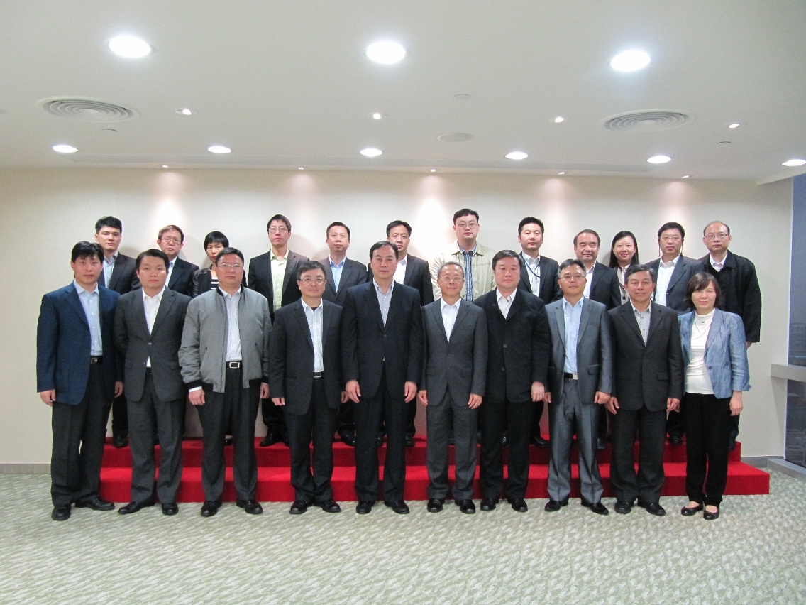 Fotografia dos representantes do grupo de coordenação e estudo do Gabinete do Estado de Administração de Postos Fronteiriços do Conselho de Estado e do grupo especifico da coordenação sobre o projecto de Novo Posto Fronteiriço da parte de Macau.