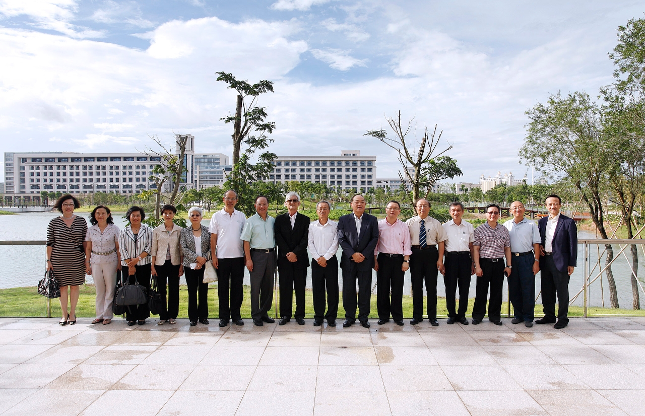 Fotografia dos deputados de Macau à Assembleia Popular Nacional no novo campus da Universidade de Macau em Hengqin