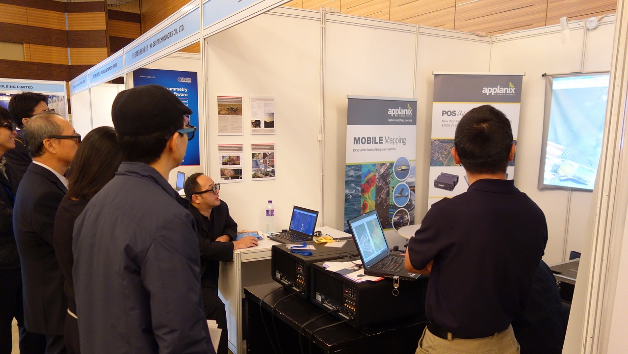 A delegação da DSCC visitou à zona de exposição de produtos equipamentos, serviços e frutos de topo-cartografia e informações geográficas.