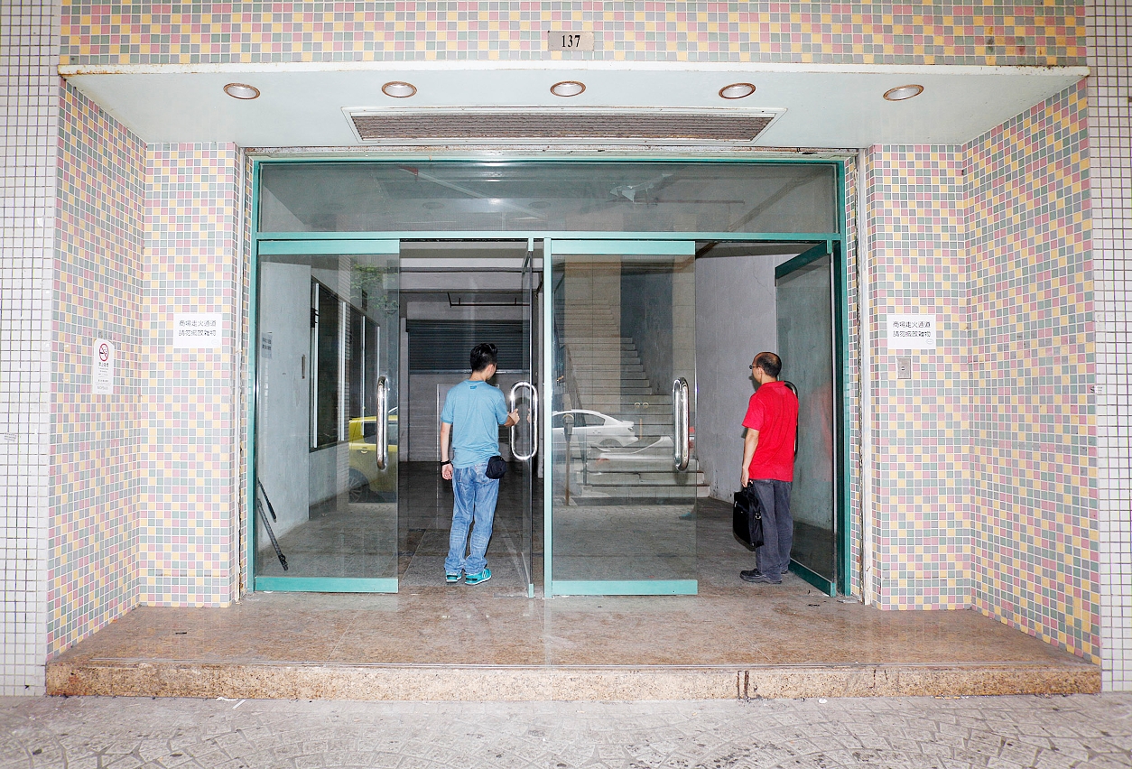 A DSSOPT confirmou que o arrendatário da loja comercial já removeu os materiais depositados no acesso comum do edifício e destrancou os portões.