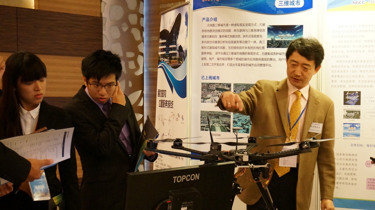 Durante o seminário foi realizada também a exposição de produtos, equipamentos, serviços e frutos de topo-cartografia e informações geográficas.