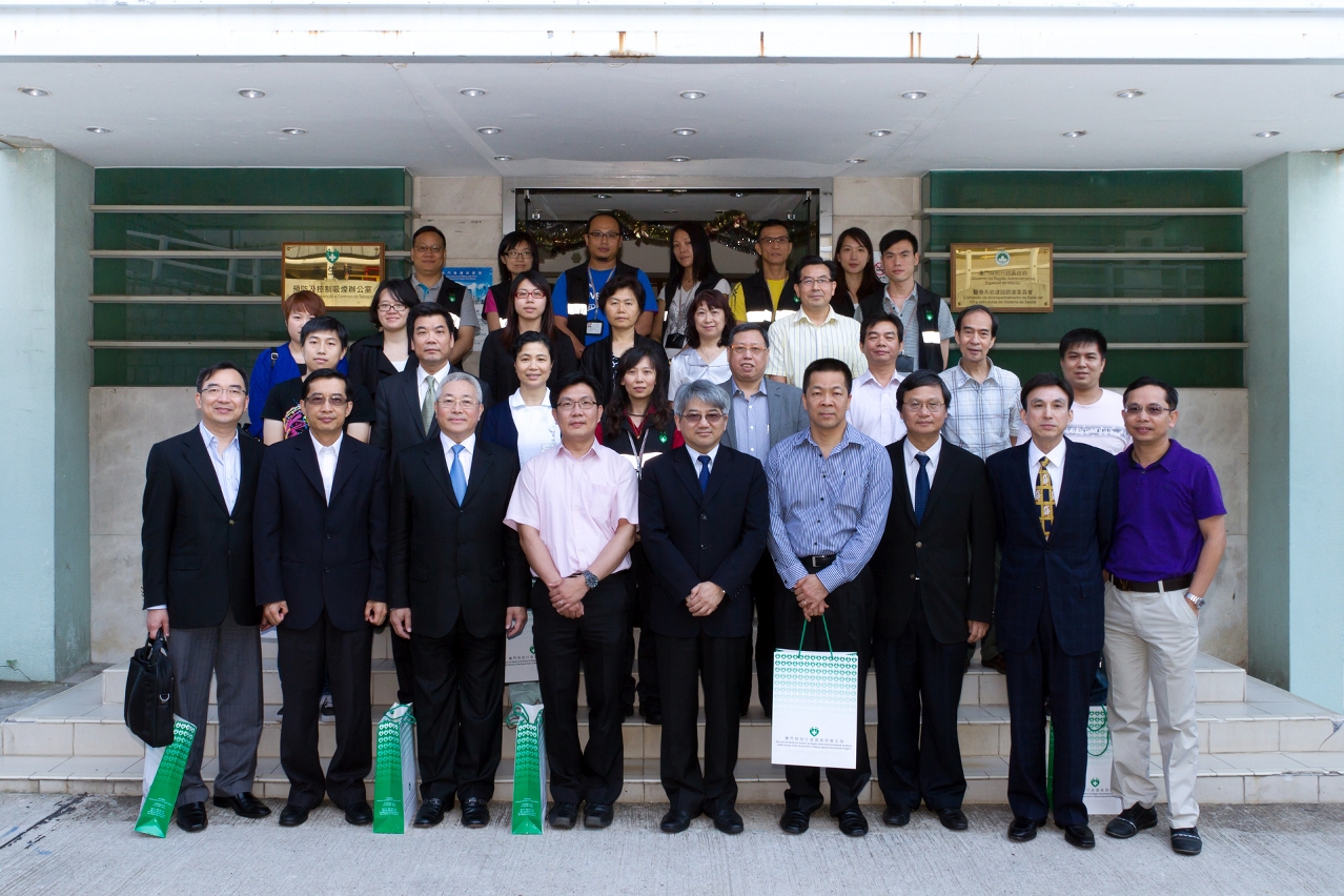 Fotografia dos representantes participantes no Colóquio sobre a “retrospectiva do trabalho do tabagismo em Macau ”