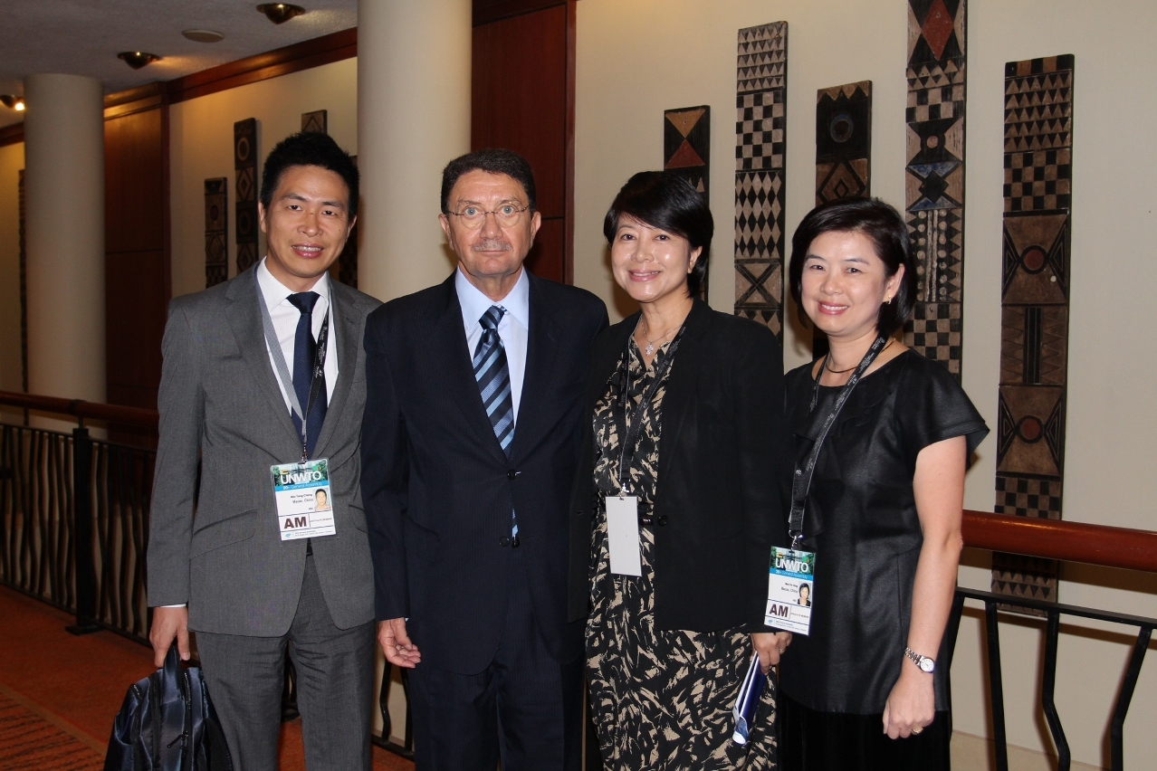 Delegação de Macau com o Secretário-geral da OMT Taleb Rifai