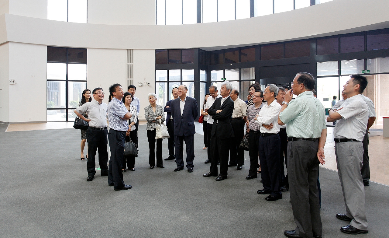 O Coordenador Adjunto do Gabinete para o Desenvolvimento de Infra-estruturas, Chau Vai Man, apresentar a nova situação da construção da Universidade de Macau