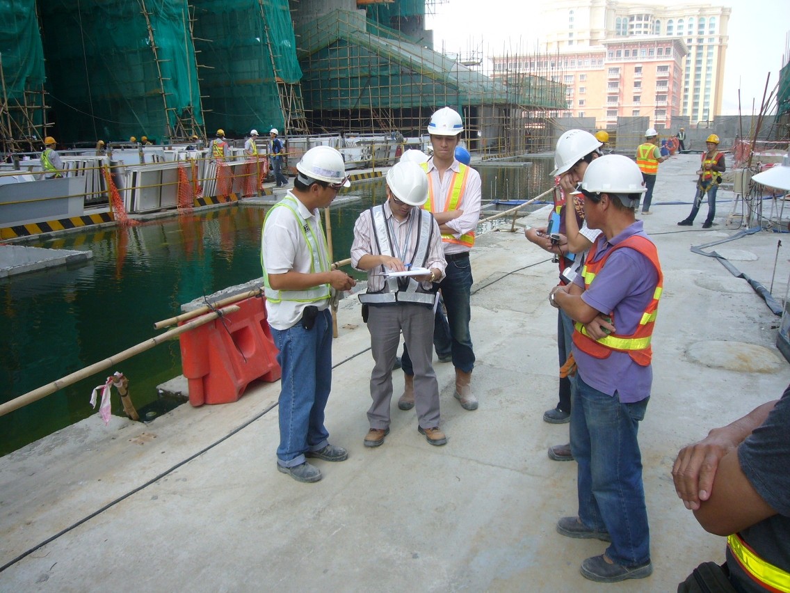 O pessoal da Inspecção do trabalho dá sugestões aos empreiteiros de obras de construção sobre melhoramento