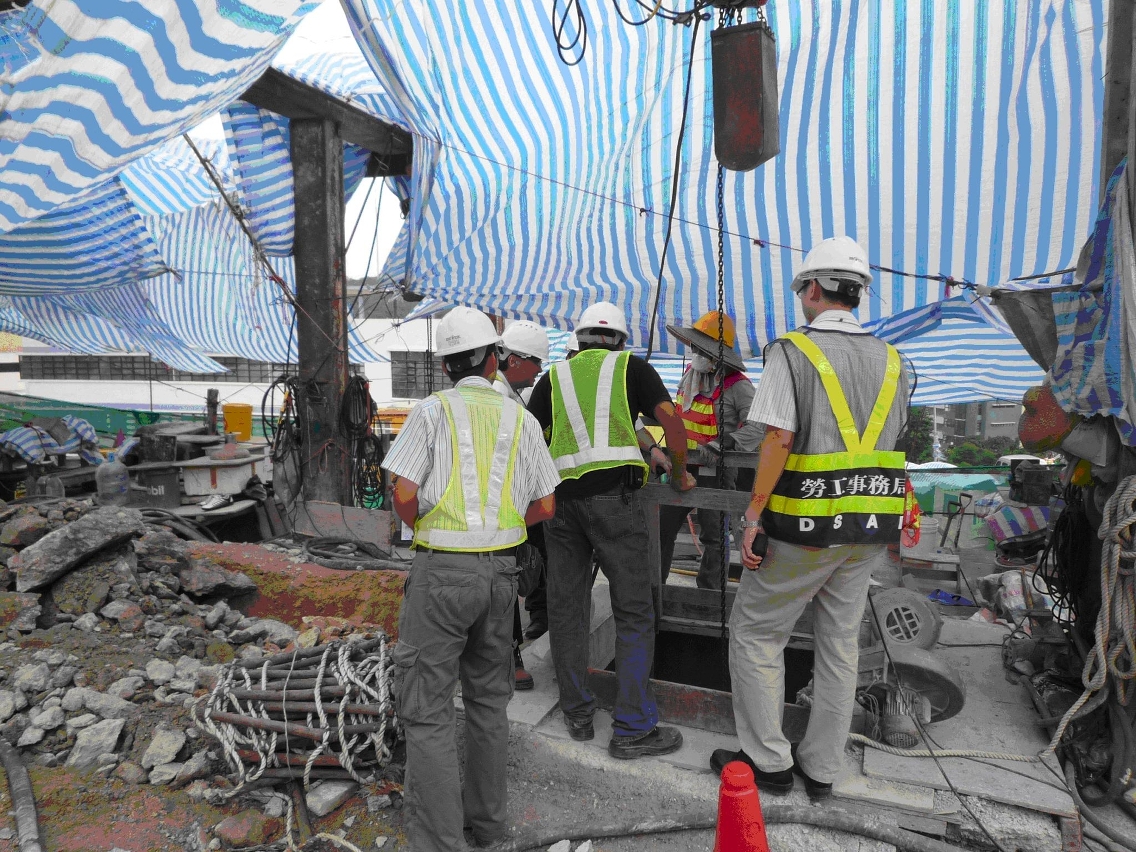 Visita de segurança e saúde ocupacional do pessoal da Inspecção do Trabalho a obras de construção