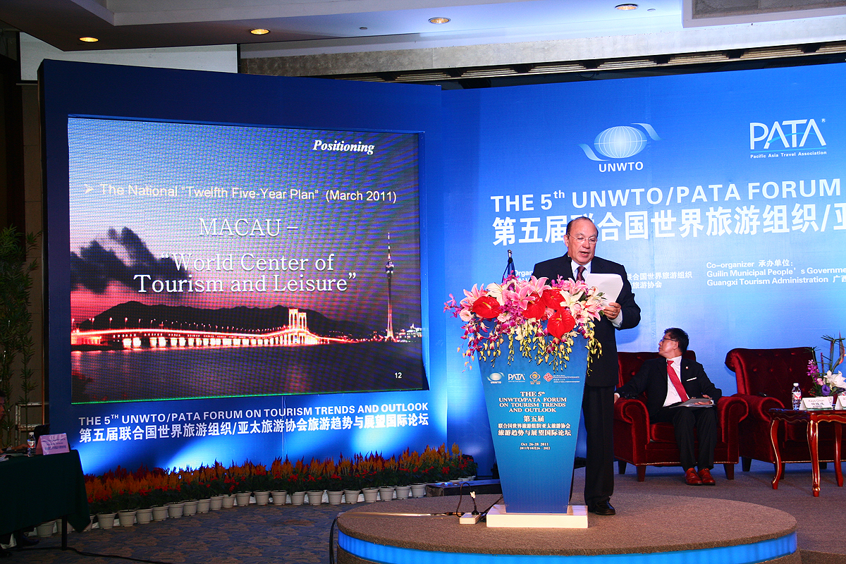 Antunes speaks at the session of “Innovation and Diversification in Tourism”