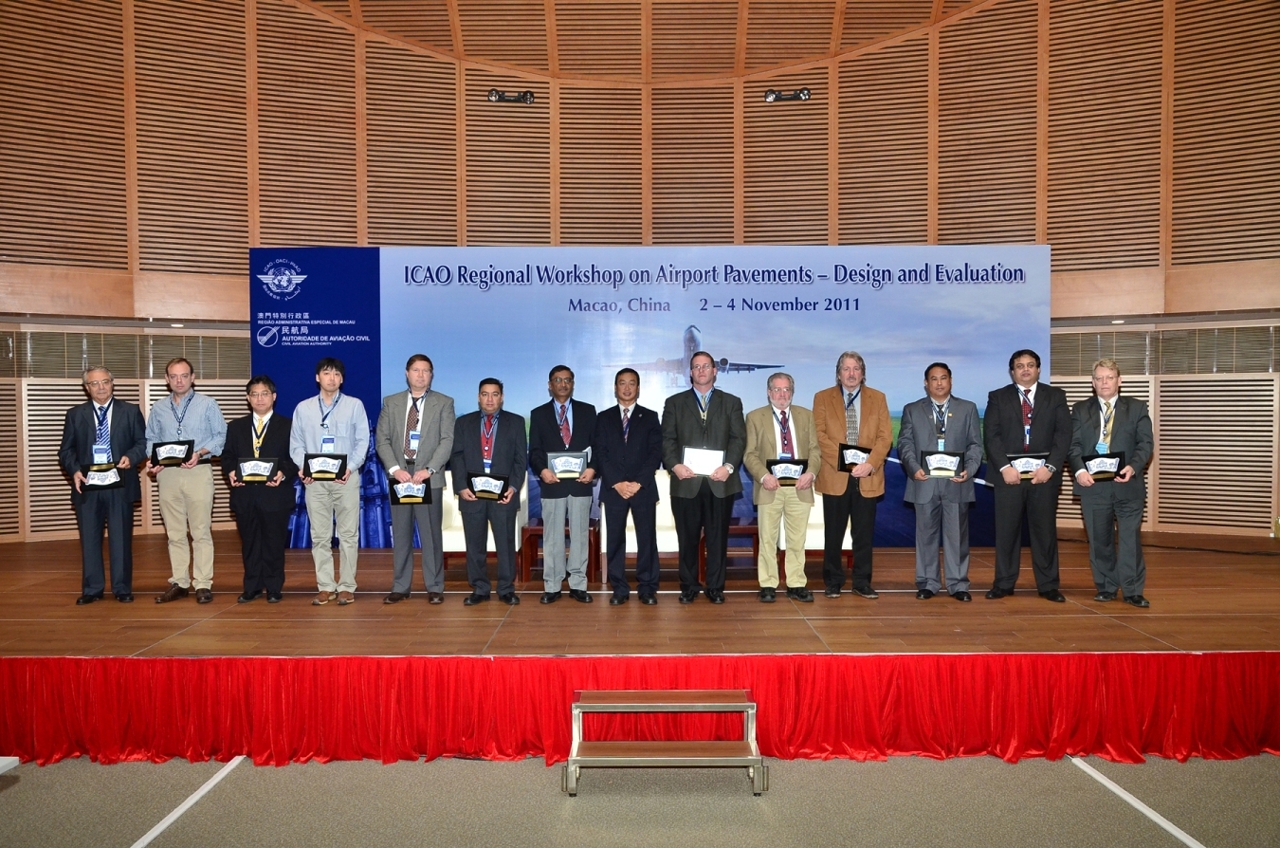 The President of the Civil Aviation Authority of Macao SAR, Chan Weng Hong, presented memento to the workshop speakers from Hong Kong, Macao, Japan, Myanmar, Republic of Korea and the United States.
