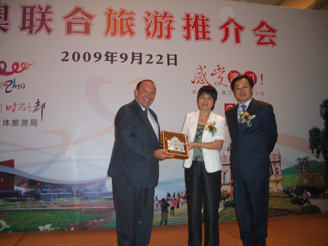 Director of MGTO presents souvenir to Hangzhou Tourism Commission