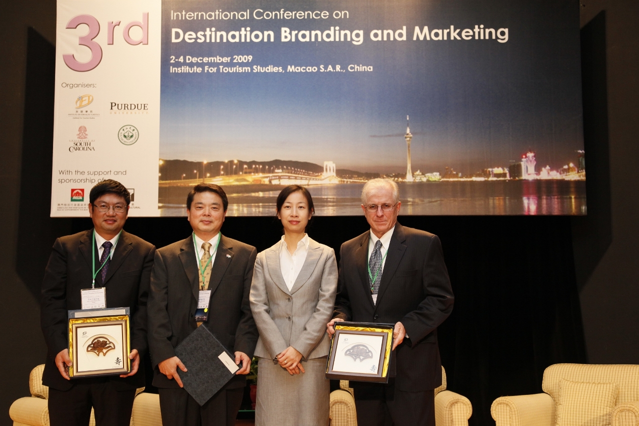 Photo of Representatives of Conference Organisers (From left: Professor Bao Jigang, Dean of School of Tourism Management and School of Geography and Planning, Sun Yat-sen University, PRC