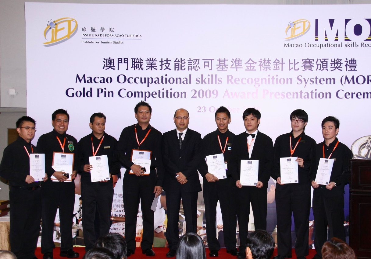 Mr. Philip Hung, Head of Vocational Training Department, Labour Affairs Bureau presented awards to winning bartenders