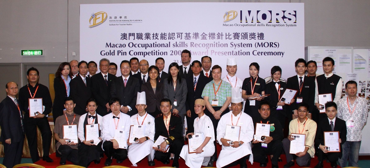 Group photo of award presenting guests, judges and winners of the Gold Pin Award.