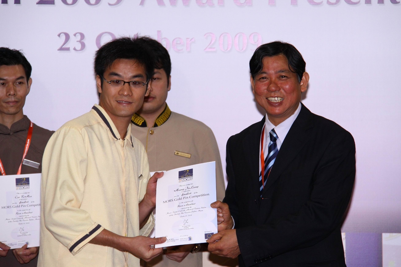Mr. Lei Pou Loi, President of the Macao Hotelier Association presented awards to the category of Room Attendant
