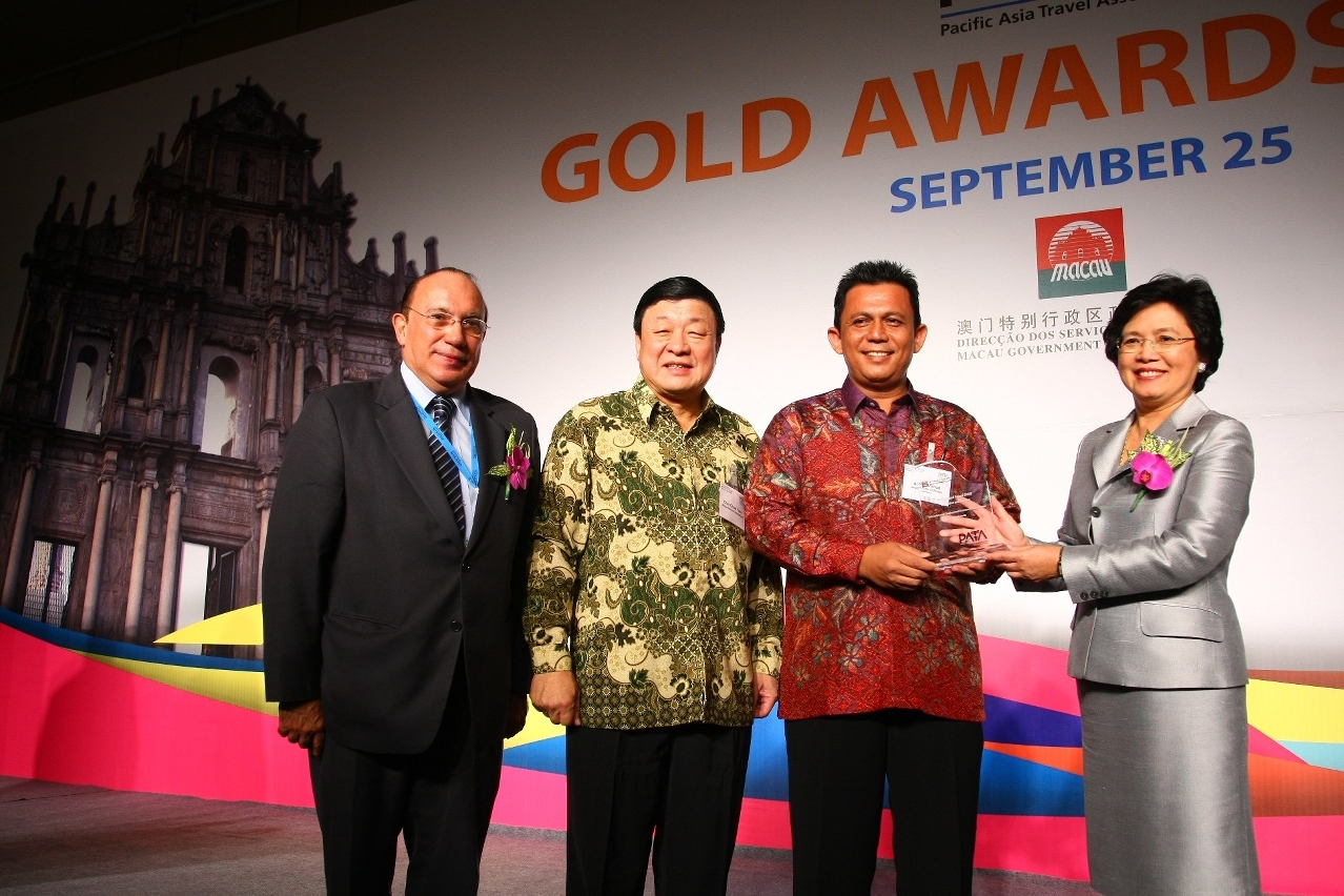 Director of MGTO, with Ms Phornsiri Manoharn, Chairman of Board of Director of PATA at Gold Awards Lunch