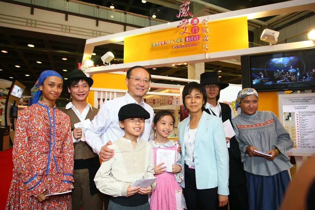 Shao Qiwei, Chairman of CNTA at Macau booth with MGTO’s Deputy Director Helena Senna Fernandes