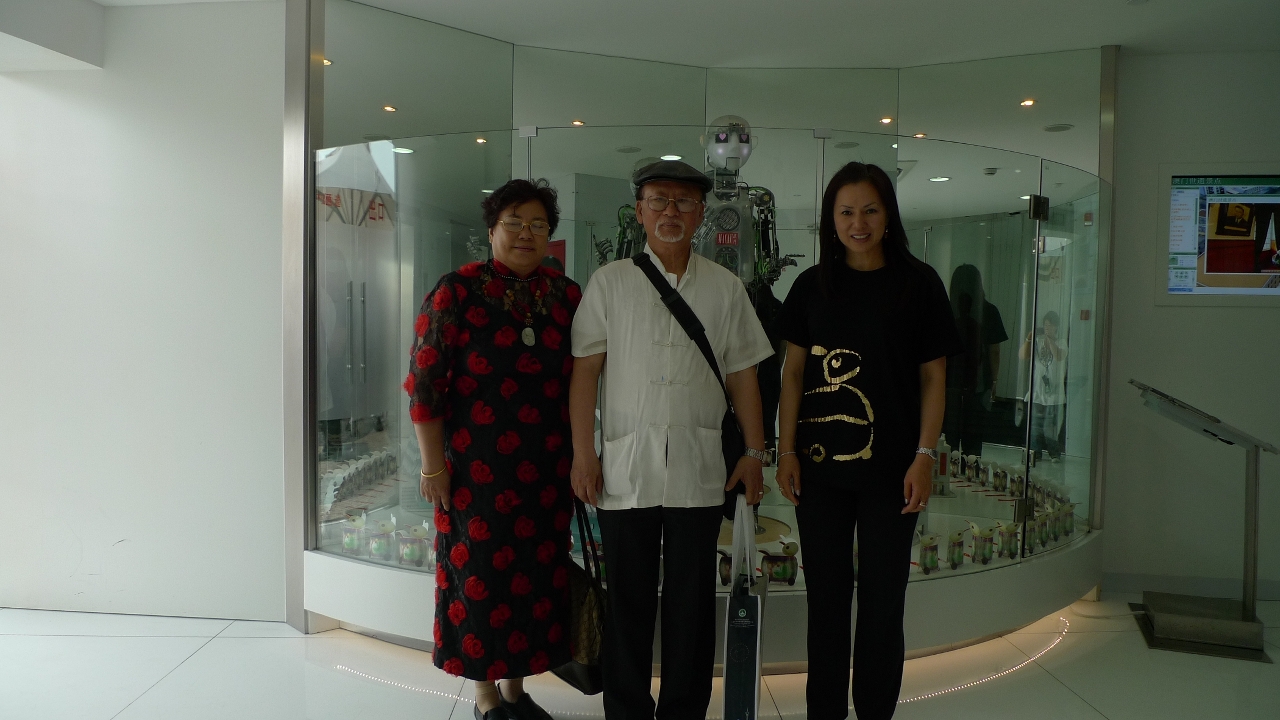 A coordenadora do Gabinete Preparatório para a Participação de Macau na Exposição Mundial de Xangai, Christiana Ieong, com o artista Chen Tsing-Fang e mulher.