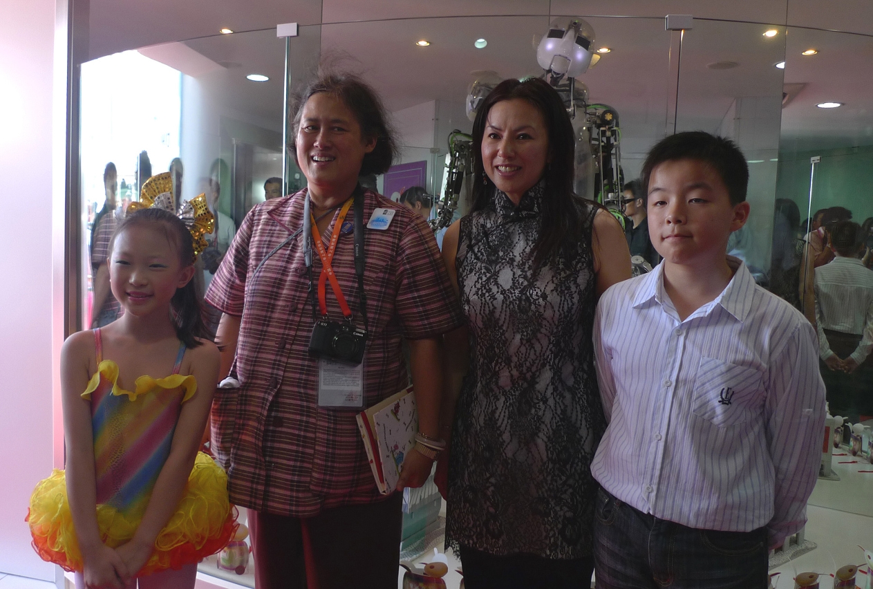 Princesa Sirindhorn (centro, à esquerda) e Cristina Ieong (centro, à direita) com dois jovens à entrada do Pavilhão de Macau.