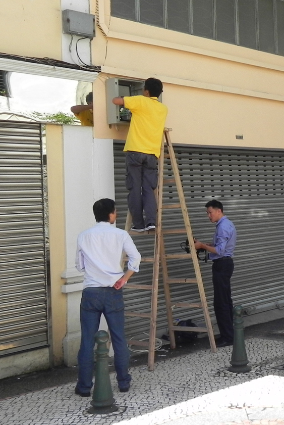 Obras de conexão dos sinais televisivos que estão em marcha