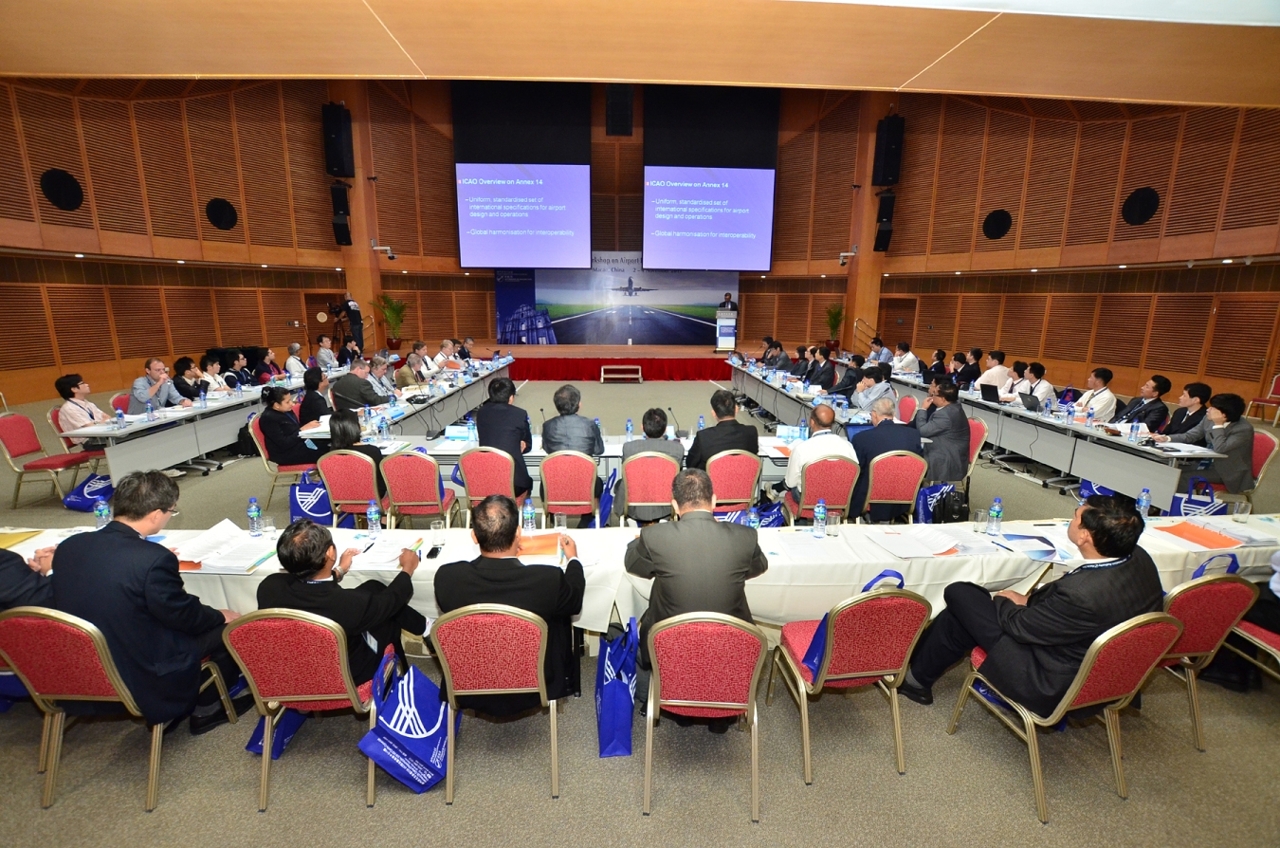 Mais de 70 participantes das autoridades aeronáuticas e aeroportuárias dos Estados Unidos da América e da Ásia, organizações internacionais e especialistas na prestação de serviços tomam parte nos trabalhos do “Regional Workshop on Airport Pavements – Design and Evaluation” a decorrer em Macau.