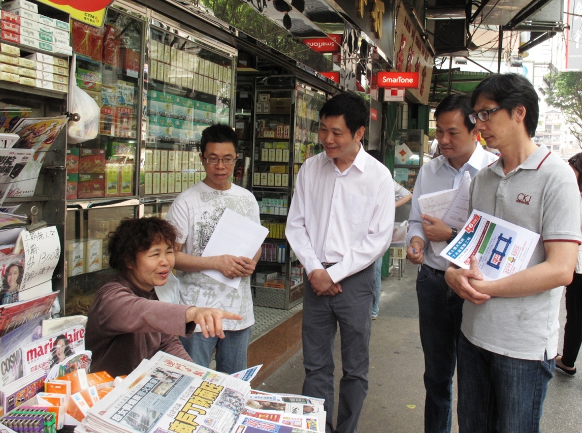 O Subdirector da DSSOPT, Shin Chung Low Kam Hong (3.º à direita) veio juntamente com os seus colaboradores visitar os comerciantes e as empresas localizadas no âmbito do 6.º troço.