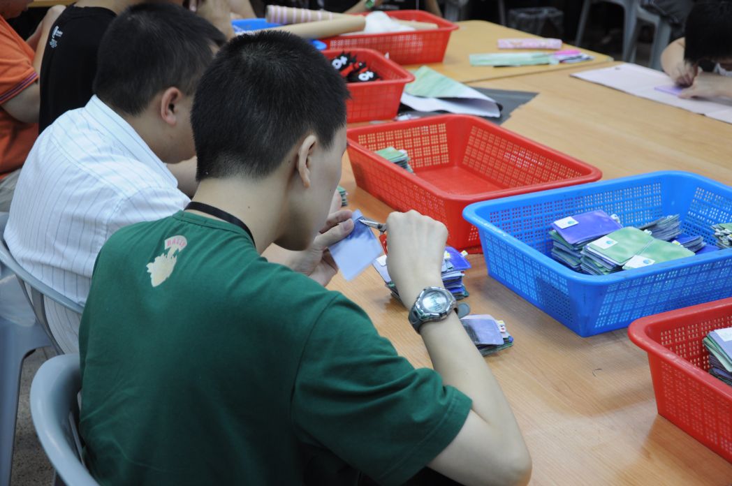 Elementos da DSPA efectuaram uma visita no Centro Pou Choi da Associação de Reabilitação Fu Hong de Macau para conhecer o funcionamento da produção de pastas de cartão ecológicas e tiveram conversa com os formandos.
