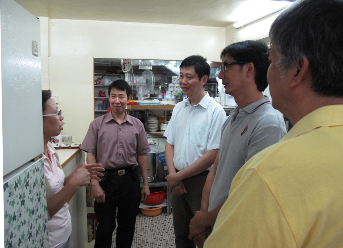 Subdirector da DSSOPT, Shin Chung Low Kam Hong (3.º à direita) e seus colaboradores visitaram os comerciantes para ouvir as opiniões.