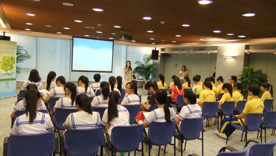 Foi realizada uma acção de formação para o grupo de sensibilização, composto por estudantes, tendo em vista apresentar aos jovens o conteúdo do «Planeamento da Protecção Ambiental de Macau».